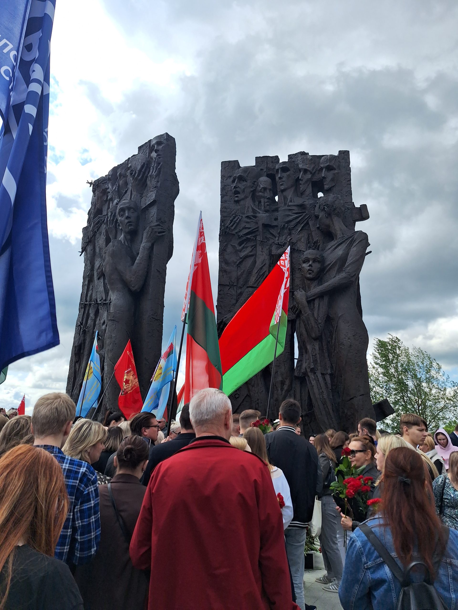 В этот день более 2 тысяч человек собирались, чтобы почтить память тех, кто не дожил до мирного времени, и вспомнить о тех ужасах, которые пережили наши предки.
